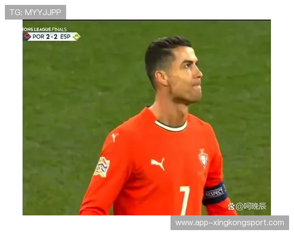 足球巨星C罗在绿茵场上的精彩瞬间与踢球技巧展示